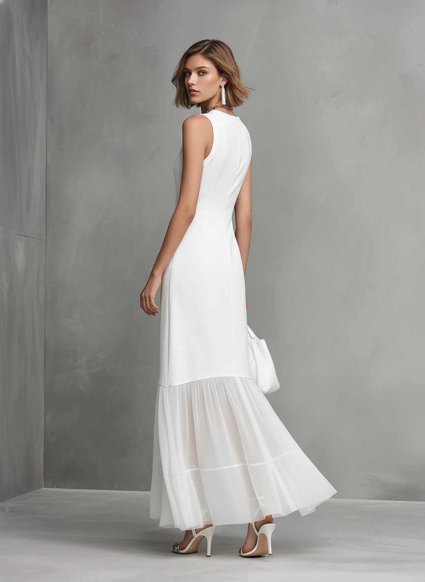 Elegante abito bianco senza maniche da donna in seta di latte e pannelli in chiffon