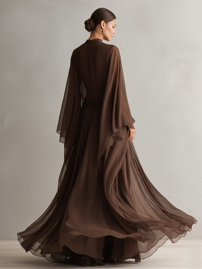 Abito in chiffon marrone scuro da donna con silhouette maxi fluida e design a mantella, stile elegante e glamour moderno