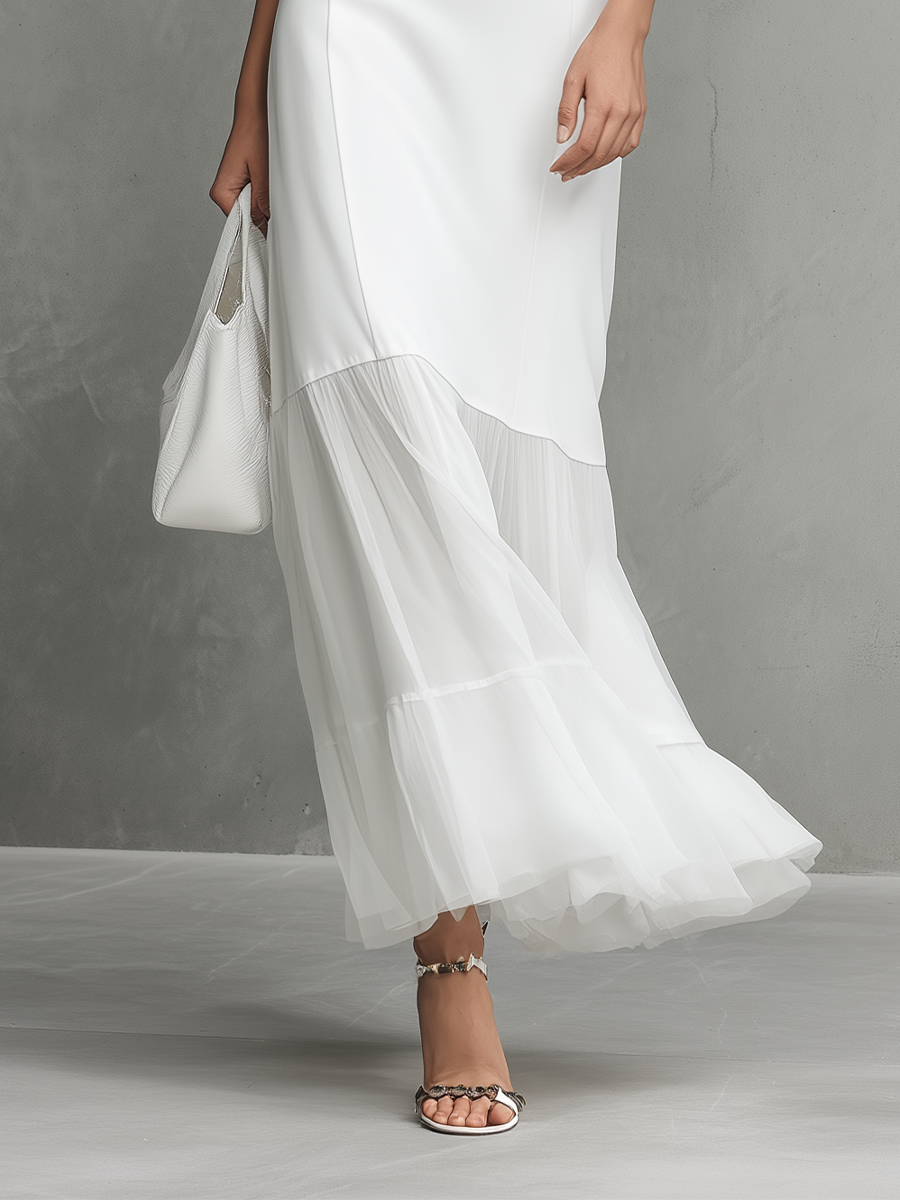 Elegante abito bianco senza maniche da donna in seta di latte e pannelli in chiffon
