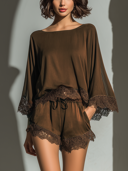Completo Top & Shorts a Collo Barchetta in Raso Cioccolato per Donne con Dettagli in Pizzo