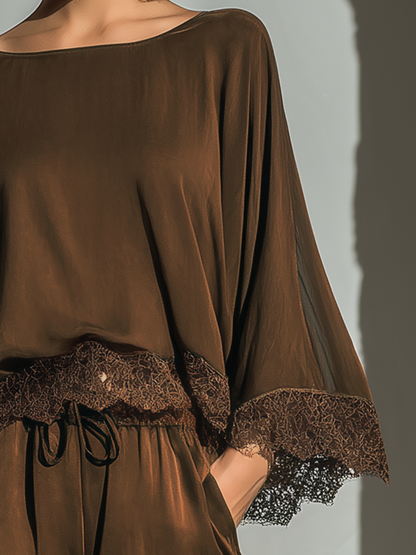 Completo Top & Shorts a Collo Barchetta in Raso Cioccolato per Donne con Dettagli in Pizzo