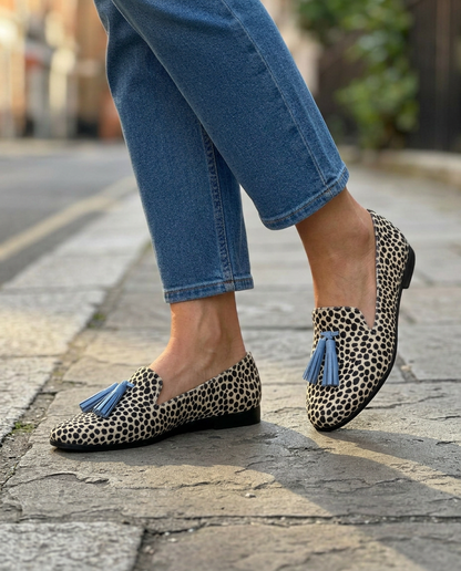 Nadia | Mocassini Leopardati Bianco e Nero, Nappine Azzurre